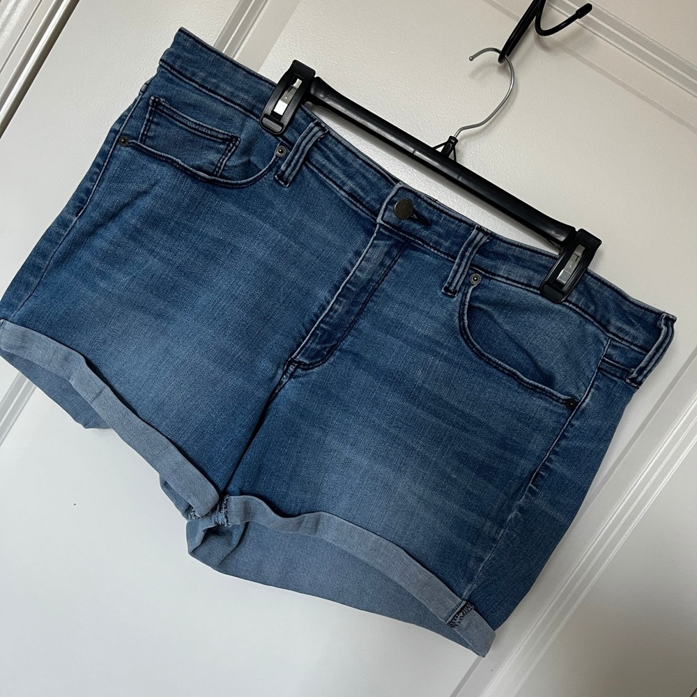 Womens Universal Thread Shorts Size 18
